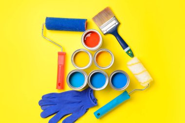 Renk arkaplanındaki boya ve araçların konserveleri