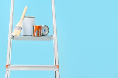 Renkli fırçalı merdiven ve boya kutuları