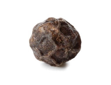 Beyaz arkaplanda siyah karabiber