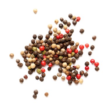 Beyaz arkaplanda karışık biberler