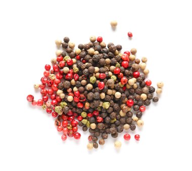 Beyaz arkaplanda karışık biberler