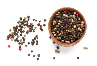 Beyaz arka planda karışık biberli kase