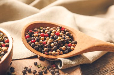 Karışık biberli kaşık masada, yakın plan.