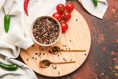 Grunge arka planında karışık biberli kompozisyon