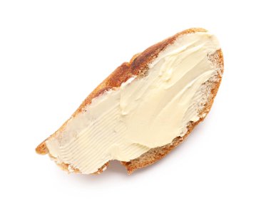 Beyaz arka planda tereyağlı ekmek dilimi