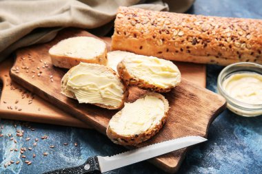 Renkli arka planda tereyağlı taze ekmek dilimleri, yakın plan