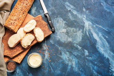 Renkli tereyağlı taze ekmek dilimleri