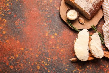 Tereyağlı taze ekmek dilimleri ve arkaplanda biberiye.