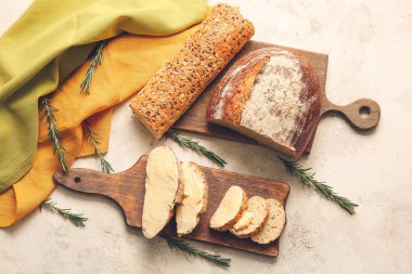 Tereyağlı taze ekmek ve arka planda biberiye.