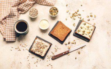 Hafif arkaplanda taze ekmek, tereyağı ve tohumlarla kompozisyon