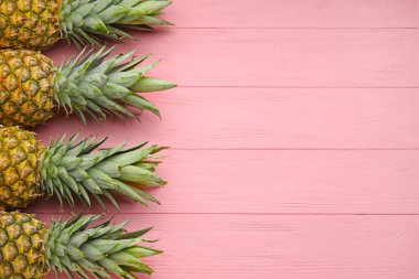 Renkli ahşap arka planda taze ananas