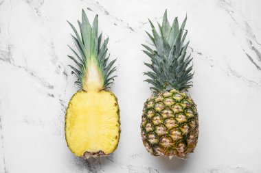 Beyaz arkaplanda taze ananas