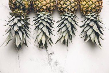 Beyaz arkaplanda taze ananas