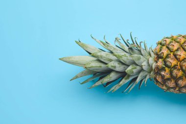 Renkli arkaplanda taze ananas