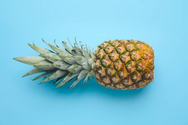 Renkli arkaplanda taze ananas