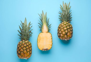 Renkli arkaplanda taze ananas