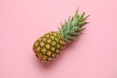 Renkli arkaplanda taze ananas