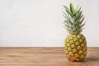 Tahta masada taze ananas.