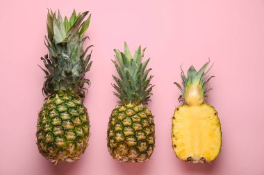 Renkli arkaplanda taze ananas