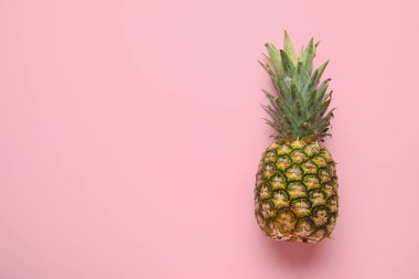 Renkli arkaplanda taze ananas