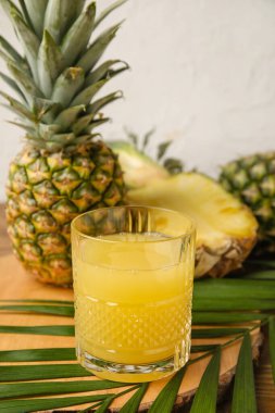 Masada bir bardak taze ananas suyu.