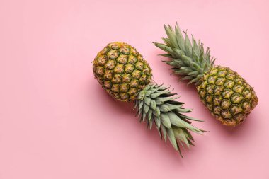 Renkli arkaplanda taze ananas