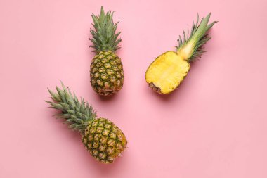 Renkli arkaplanda taze ananas