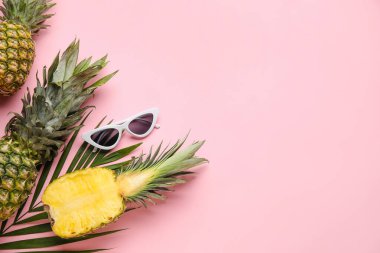 Renkli güneş gözlüklü taze ananaslar
