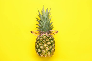 Arka planda güneş gözlüklü ananas