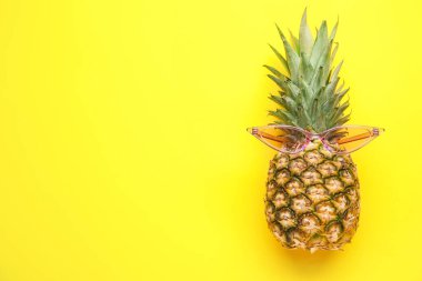 Arka planda güneş gözlüklü ananas