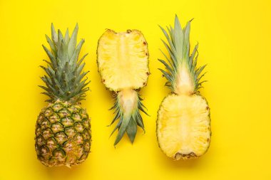 Renkli arkaplanda taze ananas