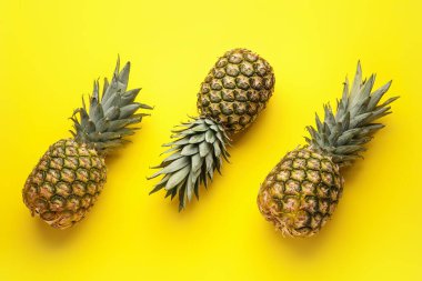 Renkli arkaplanda taze ananas