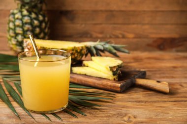 Masada bir bardak taze ananas suyu.