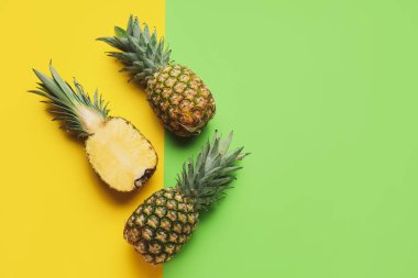 Renkli arkaplanda taze ananas