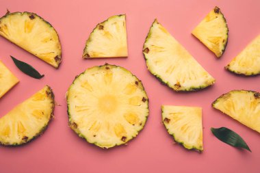 Renkli arkaplanda taze ananas dilimleri