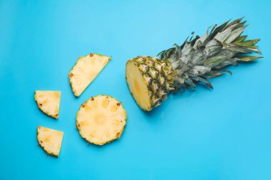 Renkli arkaplanda taze ananas kes