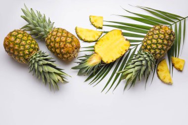 Beyaz arkaplanda taze ananas