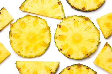 Beyaz arka planda taze ananas dilimleri