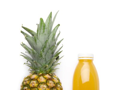 Beyaz arka planda bir şişe taze ananas suyu.