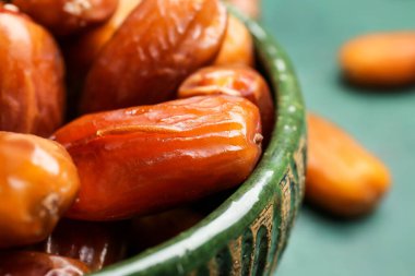 Renk arkaplanında kurutulmuş tatlı tarihli kase, yakın plan