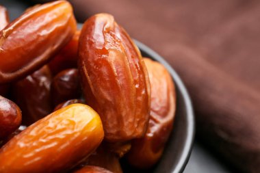 Masada kurutulmuş tatlı tarihli kase, yakın plan.