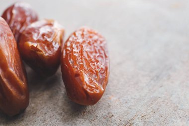 Hafif arkaplanda kurumuş tatlı tarihler, yakın plan