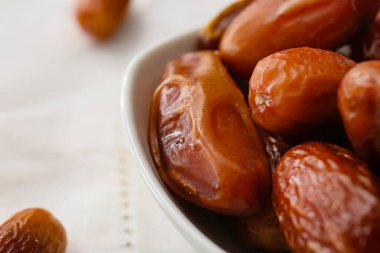 Hafif arkaplanda kurutulmuş tatlı tarihli kase, yakın plan