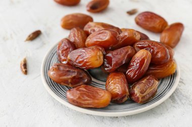 Açık arkaplanda tatlı kurumuş tarihli tabak, yakın plan