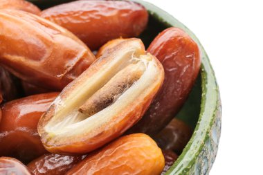 Beyaz arka planda kurutulmuş tatlı tarihli kase