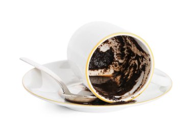 Beyaz arka planda fal bakımı için harcanmış kahve fincanı.