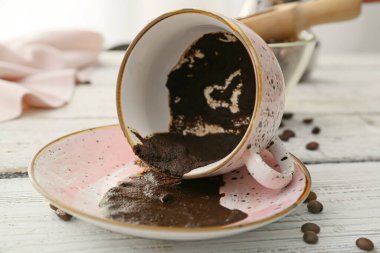 Fal baktırmak için harcanmış kahve fincanları.