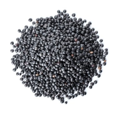 Beyaz arkaplanda siyah mercimek