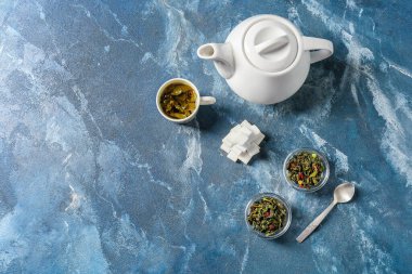 Renk arkaplanında kuru yeşil çay ile kompozisyon