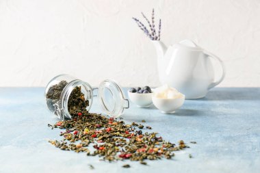 Altüst olmuş yeşil çay kavanozu